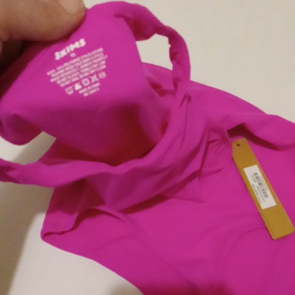 Skims sold out long neck bodysuit in fuchsia - Picture 7 of 8